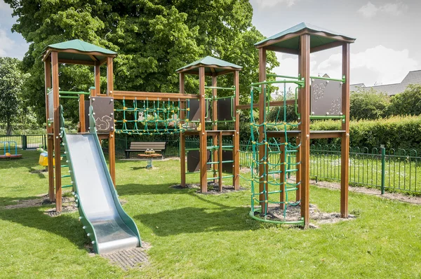 Enfants extérieur en bois Escalade & cadre coulissant avec cordes — Photo