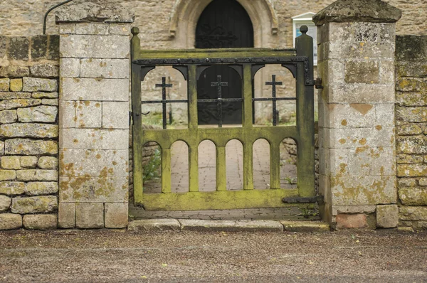 Vecchio cancello di legno decadente Chiesa con muschio verde su — Foto Stock