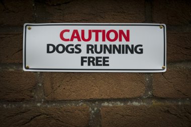Ücretsiz kayıt çalışan bir tuğla duvara uyarı köpekler