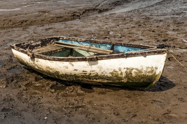 Geïsoleerde modderige witte roeiboot — Stockfoto