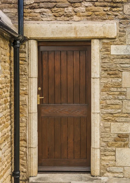 Porta de madeira marrom definido em pedra — Fotografia de Stock