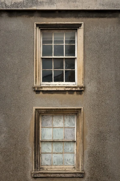 Duas velhas janelas de faixa de madeira — Fotografia de Stock