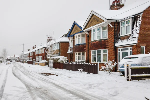 Neige et glace en hiver sur une route urbaine — Photo