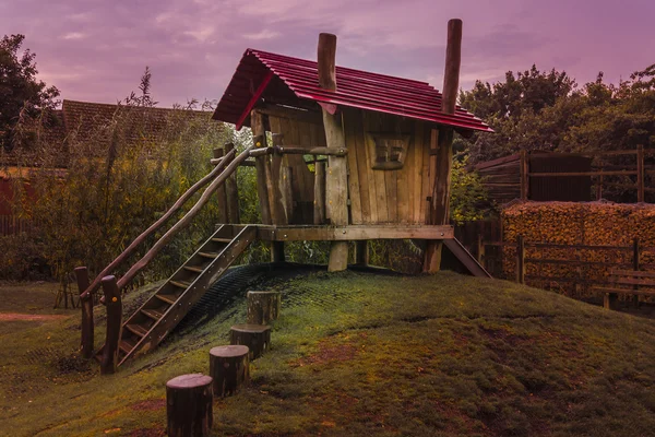 Strašidelné dětský dřevěný domeček — Stock fotografie