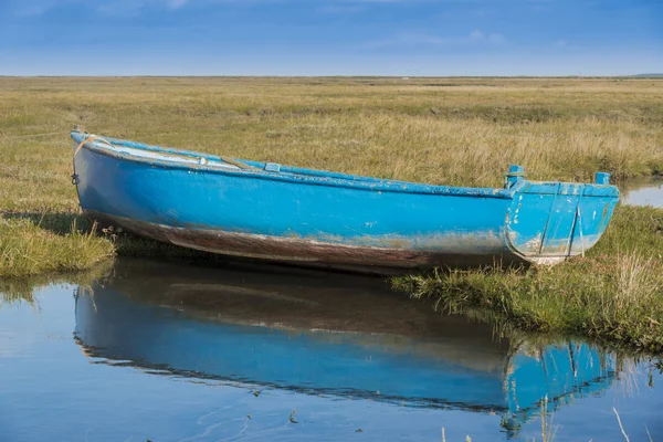 Vecchia barca a remi blu isolato — Foto Stock