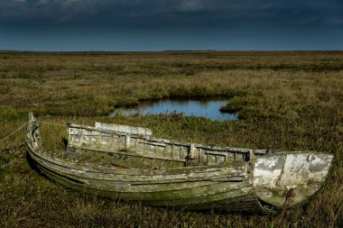 eski ve çürüyen izole tahta kürek teknesi