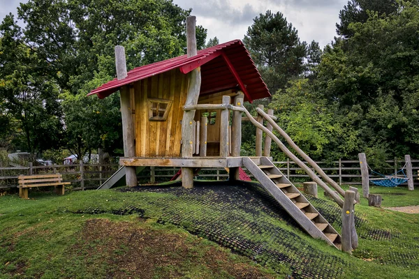 Childrens houten speelhuisje met stappen en dia — Stockfoto