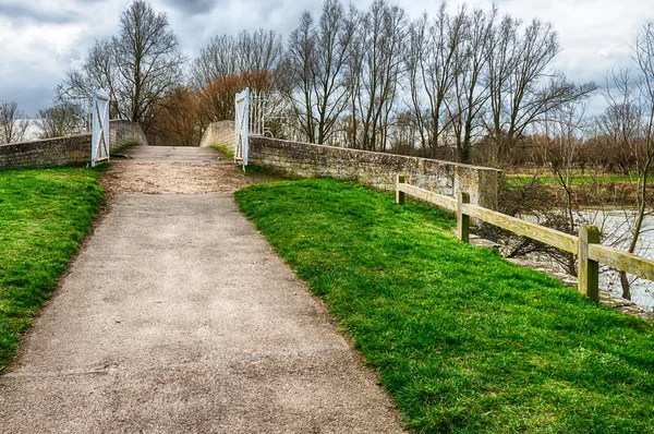 Voetpad en cycleway over brug — Stockfoto