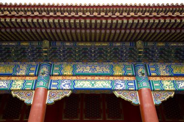 Yasak Şehir Pekin, Çin'in bir tapınakta renkli ahşap mimari detay bir Çin altın ejderha ile boyanmış