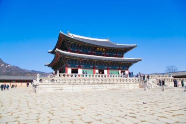 Tokyo, Japonya - 5 Ocak 2020: Japonlar Zojo-ji Tapınağında erdem kazandılar 