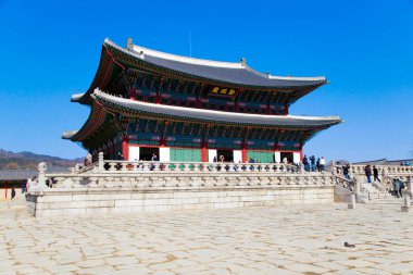 Tokyo, Japonya - 5 Ocak 2020: Japonlar Zojo-ji Tapınağında erdem kazandılar 