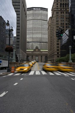 New York City, ABD-Mart, 2019: Sarı taksi arabalarıyla şehir merkezindeki cadde manzarası 