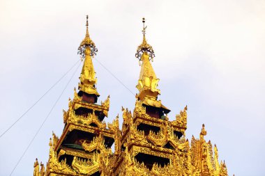Budist tapınağının altın çatısı