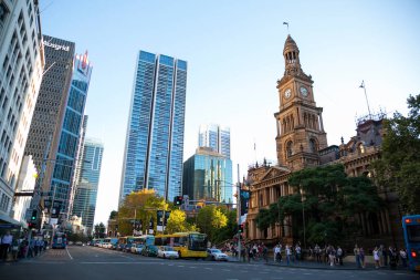 SydNEY - 22 Mart 2012 Sidney Belediye Binası ve şehrin CBD binasının arka planda görüntüsü, Avustralya, Sydney 'de. 1880 'lerde inşa edilen belediye binası Sydney' nin simgelerinden biridir..
