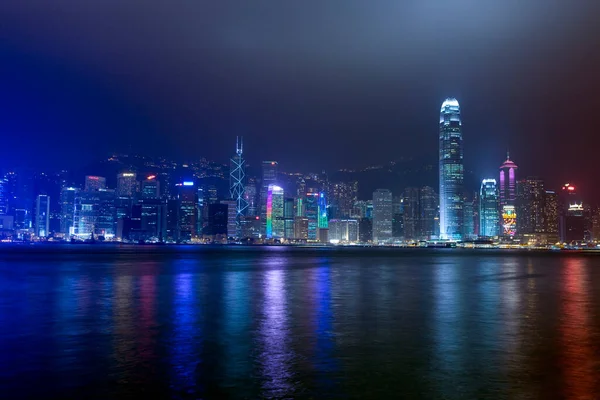 背景に海と高層ビルが立ち並ぶ夜の街 — ストック写真