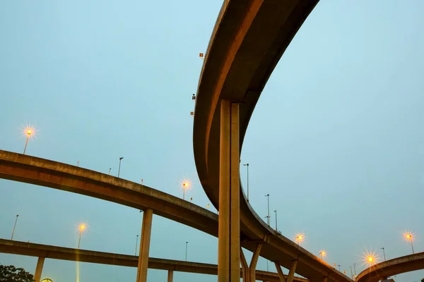 市内の橋の角度が低く — ストック写真