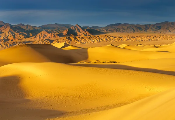 รุ่งอรุณที่ Mesquite Dunes ใน Death Valley — ภาพถ่ายสต็อก
