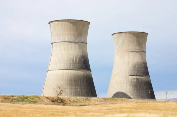 Jaderná elektrárna chladicích věží — Stock fotografie