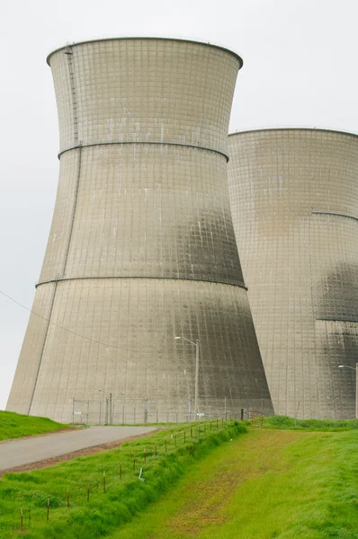 Torres de refrigeração de uma central nuclear fechada na Califórnia — Fotografia de Stock