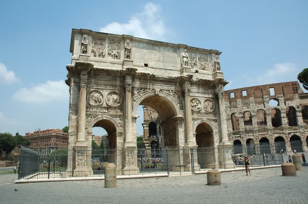 The arch of Constantine at the end of the palatine hill — Stock Photo, Image
