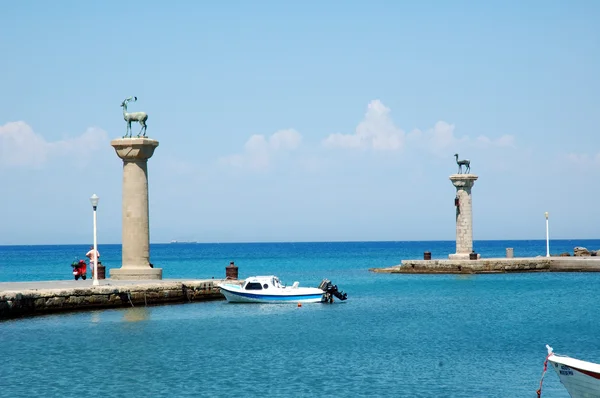 Ροδίτικο ελάφι στην κορυφή των στηλών που προστατεύουν την είσοδο του λιμανιού mandraki — Φωτογραφία Αρχείου