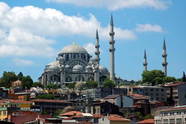 A a Judit a gyönyörű mecset minaret — Stock Fotó