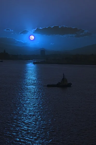 Moonrise sobre o porto de Atenas — Fotografia de Stock