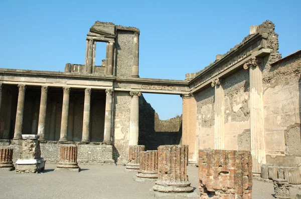 Kolumner och fasad i Pompeji — Stockfoto