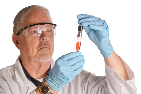 Научный сотрудник с образцами крови — стоковое фото