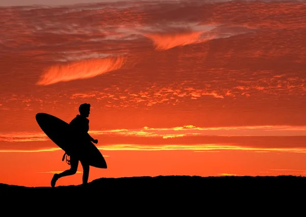 Surfista corriendo al mar — Foto de Stock