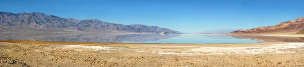 Lake that forms in Death Valley — Stock Photo, Image