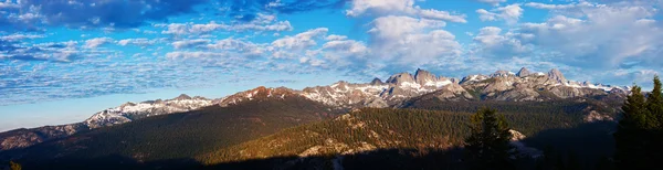 Amanhecer nos Minaretes em Mammoth Lake — Fotografia de Stock