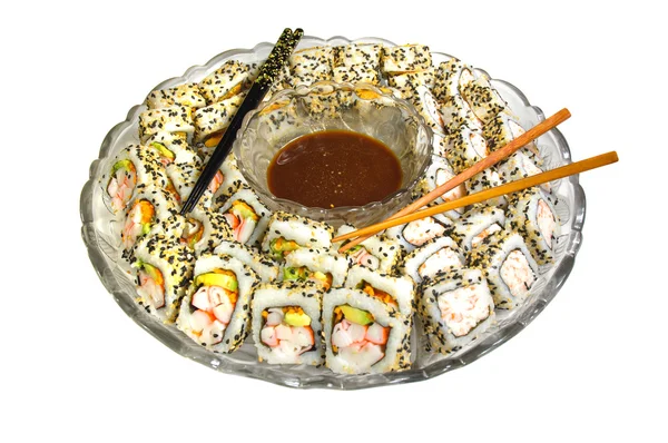 Rotoli di sushi su un piatto con salsa di soia — Foto Stock