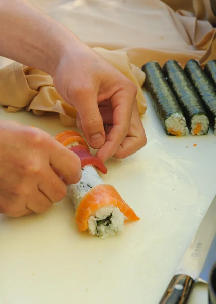 Szef kuchni przygotowuje sushi — Zdjęcie stockowe