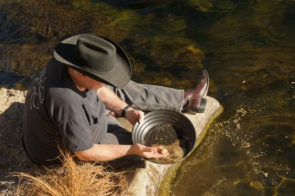 Gold panning — Stock Photo, Image