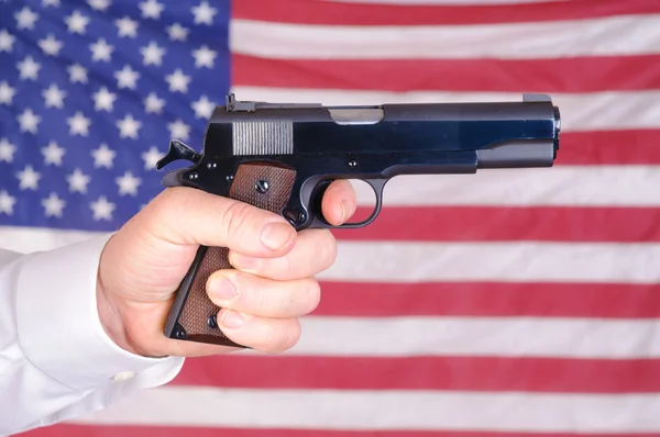 Hombre sosteniendo una pistola —  Fotos de Stock