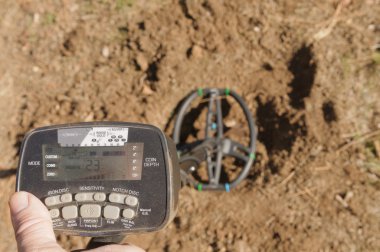 bir metal detektörü kullanılarak