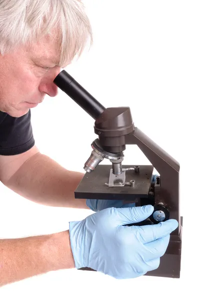 Scientist uses microscope — Stock Photo, Image