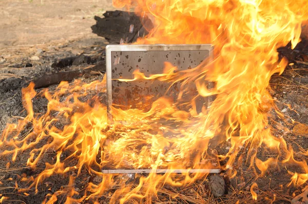 Komputer na ogień — Zdjęcie stockowe
