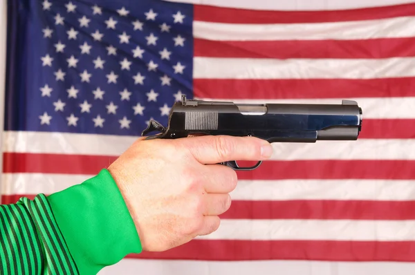Рука с полуавтоматическим пистолетом — стоковое фото