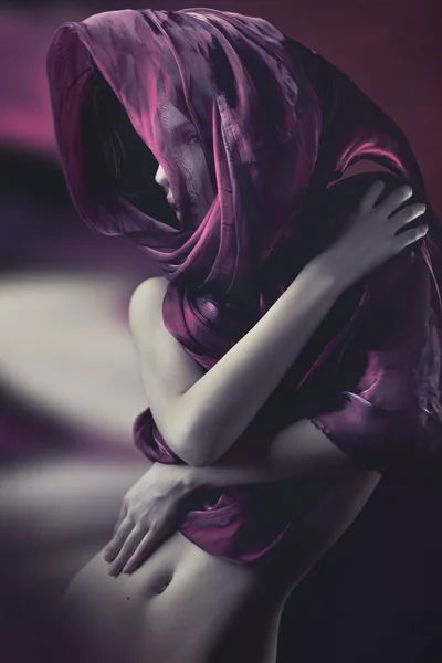 Prachtige vrouw met paarse kleur sjaal — Stockfoto