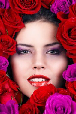 genç güzel şık kız güzel gül portresi