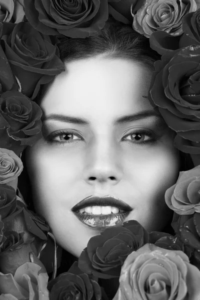 Portrait de jeune belle fille élégante avec de belles roses — Photo