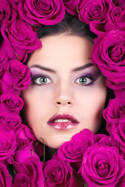 Portrait of young beautiful stylish girl with beautiful roses — Stock Photo, Image