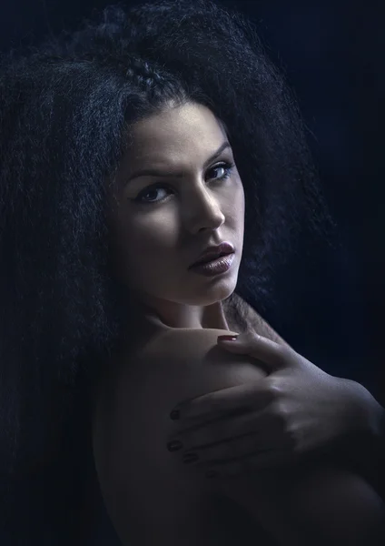 Retrato de uma bela morena com cabelo encaracolado — Fotografia de Stock