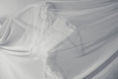 Beyaz doku ile güzel bir kadın