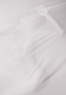 Beyaz doku ile güzel bir kadın