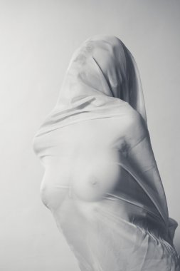 Beyaz doku ile güzel bir kadın