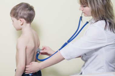 genç ve güzel kadın doktor stetoskop ile bir gerginim ziyaret etti.