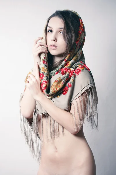 Beautiful naked girl in a beautiful scarf — Stock Photo, Image